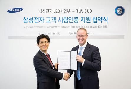 Stefan Rentsch, President & CEO, TÜV SÜD Korea Ltd. (rechts) and Sung-Kwan Lim, Vice President/Team Leader, Samsung Electronics LED Biz (links) bei der Vertragsunterschrift