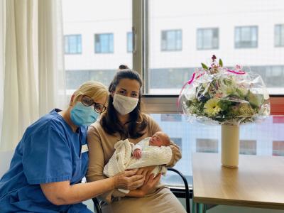 Henry ist das 2000. Baby, das in diesem Jahr im Klinikum Darmstadt geboren wurde. Hebamme Regina Völger freut sich mit der Mama Stefanie Löffler. (Foto: Klinikum Darmstadt)