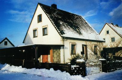 Mit einer fachgerechten Dämmung aus Mineralwolle haben Hausbewohner wieder Ruhe und können ganz entspannt die Festtage im Eigenheim genießen.
