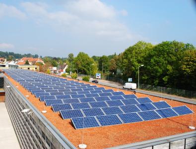 Ein solches Dach schützt und erzeugt Energie – Dank der Arbeit der Dachdecker
