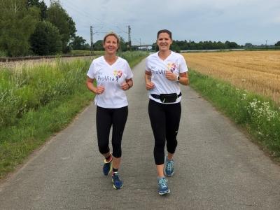 Im Landkreis Deggendorf laufen Heidi Froschauer und Christina Lunglhofer für den virtuellen VR-Lauf von Osterhofen nach Künzing.