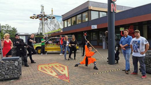 rechts nach links: Filip Zalewski (Veranstalter Cos Con), Dominique van Keeken (Wunderland Kalkar), Fredette vs. Jason, Maurice Fuchs (Kung Fu Weltmeister und Schauspieler), Daniel Murray, Akwaabe, Matrix McFly, Michael von Rent a Movie Car, Matthias THE HELLBOY Schlitte, THE SHARK (Moderation Cos Con) und Umbrella Hive Cooperation
