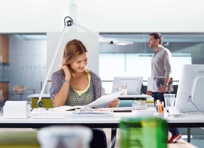 Ein schlecht ausgeleuchteter Arbeitsplatz führt oft zu Fehlhaltungen. Der Grund: Viele Angestellte nehmen Zwangshaltungen ein, um den Bildschirm gut genug erkennenzu können. Eine rückenfreundliche Lampe leuchtet den Arbeitsplatz großflächig und gleichmäßig aus./ Bild: Waldmann/ AGR
