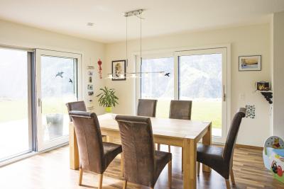 Idyll inmitten der Schweizer Alpen - Einfamilienhaus mit gelungenem Materialmix