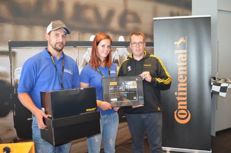 Übergabe der Siegerurkunde durch Timo Röbbel, Leiter Marketing Continental, an Stephanie Becker, Fuhrparkleiterin Becker Transporte