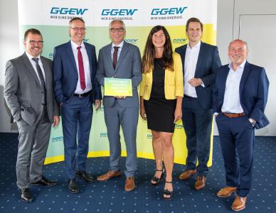 Bei der Bilanz-Pressekonferenz der GGEW AG: Uwe Sänger, technischer Bereichsleiter und Prokurist GGEW AG; Dr. Michael Lomitschka, kaufmännischer Bereichsleiter und Prokurist GGEW AG; Carsten Hoffmann, Vorstand GGEW AG; Susanne Schäfer, Bereichsleiterin Marketing & Kommunikation GGEW AG; Florian Grob, Bereichsleiter Erneuerbare Energien GGEW AG; Rainer Babylon, Bereichsleiter Vertrieb & Services und Prokurist GGEW AG (v. l.) / Foto: GGEW AG/Marc Fippel Fotografie