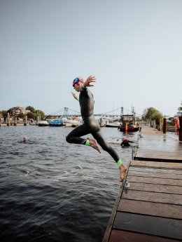 Hafenschwimmen2023-Sprung in den Hafen.jpg