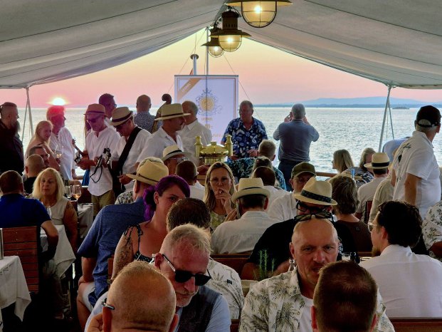 Fahrt in den Sonnenuntergang.jpg