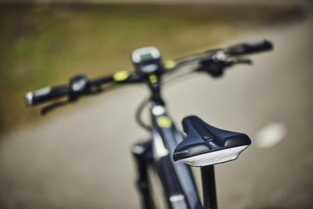 Radfahren macht nicht nur Spaß, sondern wirkt sich auch positiv auf Ihre Gesundheit aus. Doch bei falscher Einstellung der Fahrrad-Komponenten sind Rückenschmerzen leider schnell vorprogrammiert. Die Aktion Gesunder Rücken e. V. bietet Ihnen hierzu hilfreiche Tipps, die beim Radeln für einen gesunden Rücken sorgen!/ Bild: RTI Sports/ AGR