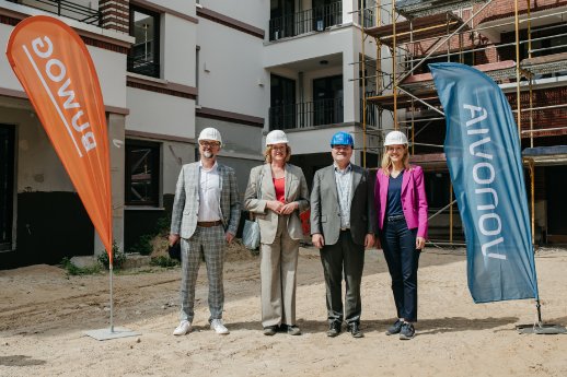 Katja Wünschel zeigt Minister Robert Crumbach, Landtagsabgeordneten Julia Sahi und Bürgermeister.jpg