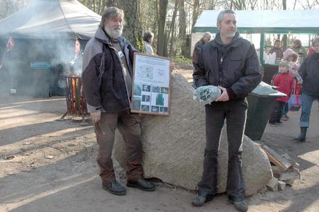 (vlnr) Jan Hennings (Freundeskreis Wölfe in der Lausitz e.V.) und Kai Birkefeld (Steinsetzmeister) vor dem Wolfsstein