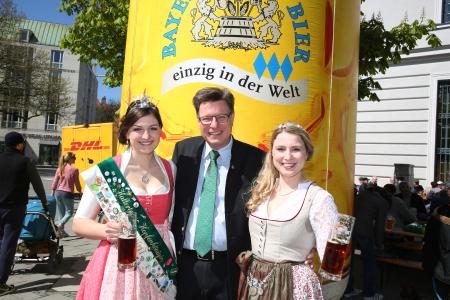 Tag des Bieres 2017: Die Hallertauer Hopfenkönigin 2016/2017 Sabrina Schmalhofer, Georg Schneider, Präsident Bayerischer Brauerbund e.V., und die Bayerische Bierkönigin 2016/2017 Sabine-Anna Ullrich, Quelle: Bayerischer Brauerbund e.V.
