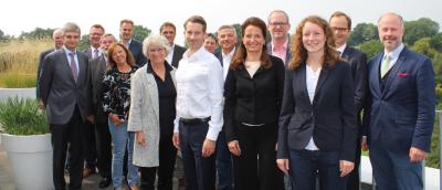 Prof. Dr. Andreas Bertram freute sich, gemeinsam mit weiteren Vertretern des Präsidiums der Hochschule Osnabrück auf dem Campus Westerberg acht neue Professorinnen und Professoren begrüßen zu können. Zugleich überreichte er vier verdienten Professorinnen und Professoren ihre Urkunden über die Versetzung in den Ruhestand