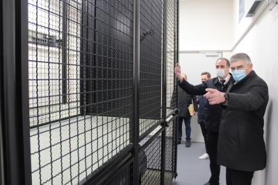 Landrat Manfred Görig und Kreisbrandinspektor Dr. Sven Holland nehmen die neue Atemschutzübungsstrecke in Augenschein. Sie steht im Erdgeschoss der ehemaligen Alsfelder Feuerwache, der Umbau der Fahrzeughalle war von Architekt Dr. Stefan Strack geplant worden / Foto: Sabine Galle-Schäfer/Vogelsbergkreis