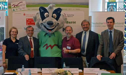 Eröffnung des 111. Deutschen Wandertages (DWT) in Melle (v.l.):Elisabeth Schmidt (Bundesjugendwartin DWJ), Dr. Hans-Ulrich Rauchfuß (Präsident DWV),Maskottchen 111. DWT, Ulrich Gövert (Präsident Wiehengebirgsverband Weser-Ems), Dr.Reinhold Kassing (Vorsitzender Tourismusverband Osnabrücker Land), Dr. André Berghegger(Bürgermeister Melle)