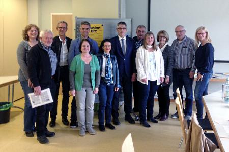 Der Arbeitskreis Sozialplanung im Café Vogelpark der Schottener Sozialen Dienste (v. l.): Michaela Stefan (WIR-Koordinatorin), Günter Euler (Kreistagsmitglied), Christof Schaefers (Geschäftsführer Schottener Soziale Dienste), Frank Haberzettl (Behindertenhilfe Vogelsbergkreis), Magdalena Pitzer (Kreisbeigeordnete und Inklusionsbeauftragte), Renate Lackner (Violeta), Landrat Manfred Görig, Hans-Jürgen Herbst (AWO), Silke Becker (Geschäftsführerin Schottener Soziale Dienste), Rosemarie Müller (Kreisbeigeordnete und Seniorenbeauftragte), Walter Althaus (Kreistagsmitglied) und Antje Zeiger (Schottener Soziale Dienste). Foto: Hans Dieter Herget