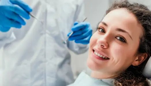 deswegen-sind-zahnarztbesuche-wichitg-fuer-ein-langanhaltendes-laecheln-und-putzen-mit-emmi-den.webp