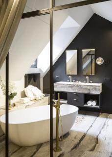 Für die Bäder, die ganz im Zeichen der von urbaner Eleganz geprägten Atmosphäre des De Gulde Schoens stehen, entschieden sich die Hoteliers für Produkte der Kollektion AXOR Citterio E