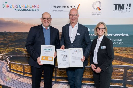 PM_PdG_Dreifach-Ehrung für den Park der Gärten.jpg