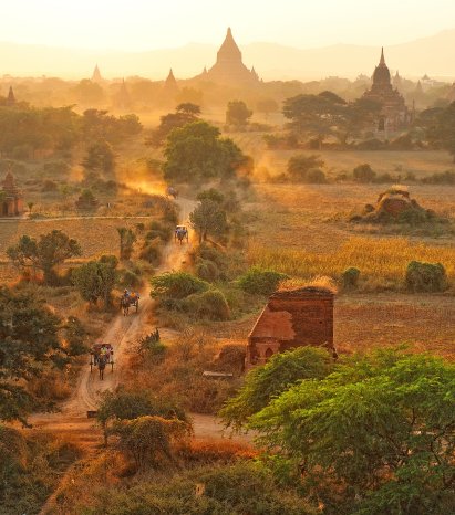 © Simon Hack, Dreamstime.com, lizensiert für a&e erlebnisreisen__Horse carriages in Bagan.jpg