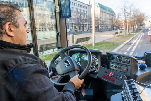 pressebild-lieblingsbusfahrerin-am-steuer.png