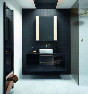 Mit dem RL40 Room Light Spiegelschrank durch den Tag: burgbad hat einen innovativen Spiegelschrank mit ergonomischer Lichtsteuerung entwickelt, der auf die verschiedenen Lichtbedürfnisse des Menschen im Bad eingeht. (Foto: burgbad)