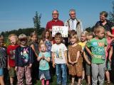 Die Kindergartenkinder überreichten zum Dank Selbstgemaltes. Im Bild (hinten, v. links): Fank Zahn (Vorsitzender Ortsbürgerverein Apen), Helmut Oetjendiers (Aufsichtsratsvorsitzender Ammerländer Versicherung), Anja Ehlers (Ortsbürgerverein Apen)