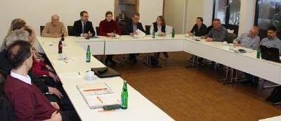 Gemeinden, Vogelsbergkreis und das Amt für Bodenmanagement arbeiten an einer gemeinsamen Geodateninfrastruktur (hinten v. l.): U. Harzer (GF u. Projektleiter "GDI Projekt Vogelsberg"), Erster Kreisbeigeordneter Dr. J. Mischak, B. Bachner (Leiterin des Amtes für Bodenmanagement Fulda), A. Sobieray (Abteilungsleiter Geoinformation, Zentrale Dienste vom Amt für Bodenmanagement Fulda) und Ch. Müller (Projektleiterin "GDI Projekt Vogelsberg" vom Amt für Bodenmanagement Fulda). Foto: Erich Ruhl-Bady