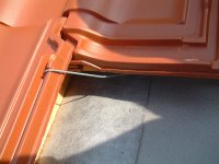 Die Windsogsicherung ist Pflicht bei Neubau und Sanierungen und Reparaturen von Dächern.