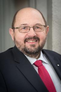 Foto (VGL Bayern): Gerhard Zäh, Präsident des Verbandes Garten-, Landschafts- und Sportplatzbau Bayern, befürwortet höhere Investitionen in Grünanlagen und deren Pflege, um den Klimawandel aufzuhalten.
