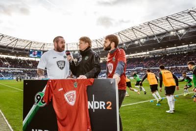 Gemeinsam massiv gegen Mobbing: Dr. Helge Mensching und Carsten Stahl bringen das gesellschaftlich wichtige Thema in die Fußballbundesliga
