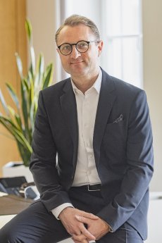 imp_B VK 0002 Portrait Mischak 3 A5hED3C.JPG