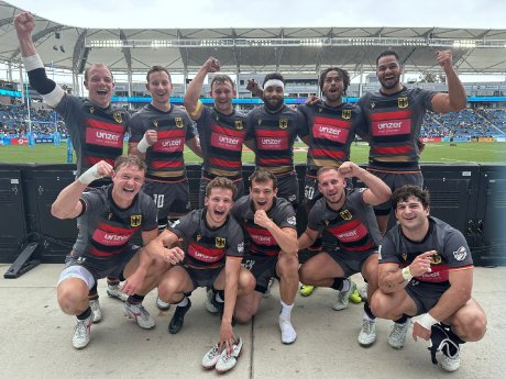 Teamjubel nach erfolgreichem Aufstiegsspiel gegen Samoa.jpeg