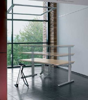 activation - Ein höhenverstellbarer Schreibtisch fördert die Steh-Sitzdynamik, auf Knopfdru.jpg