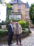 Anlässlich der Schlossfestspiele im Hotel Schloss Edesheim an der Südlichen Weinstraße empfing Hoteldirektor Andreas Lorenz (links im Bild) den Liedermacher Konstantin Wecker (rechts), der anschließend vor ausverkauften Rängen auf der Seebühne ein tolles Konzert gab.