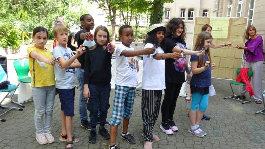 Die "Umwelthelden" und Akteure der Hans-Thoma-Schule kurz vor der Theateraufführung zu den Zielen für nachhaltige Entwicklung der Vereinten Nationen