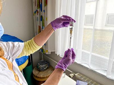 Mitarbeiterin des Klinikzentrums Bad Sulza bei der Vorbereitung des AstraZeneca-Impfstoffs / Foto: © Toskanaworld