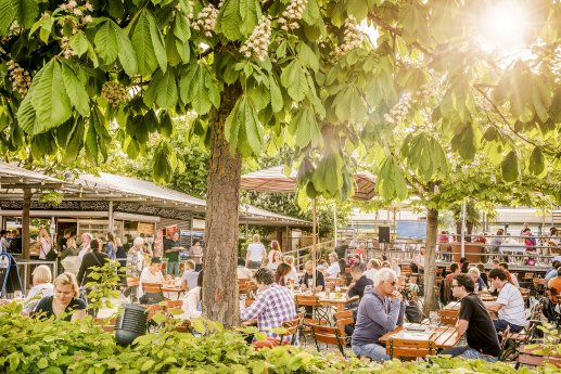 Konstanz-Hafenhalle-Biergarten-Sonne-Menge-02_Copyright_MTK-Dagmar-Schwelle.jpg