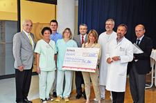 (v.l.):Franz Stempfle (GF DHU);Petra Schlömer (Stationsleitung Station S25);Dr. Jochen Wolf (1.Vorsitzender Frühchentreff Karlsruhe e.V.);Marianne Schmengler (Stellvertretende Stationsleitung Station S26);Dr. Harald Orth (Leiter Pharmazie DHU);Dr. Ines Dombrowski (Frühchentreff Karlsruhe e.V.);Oberarzt Udo Seitz (2.Vorsitzender Frühchentreff und Leiter der Neonatologie);Prof. Dr. Joachim Kühr (Direktor der Klinik für Kinder- und Jugendmedizin);Prof. Dr. Martin Hansis (GF Klinikum Karlsruhe) 