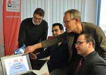 Prof. Dr. Klaus-Peter Wolf-Regett (2. v. r.) erläutert Integrationslehrer Frank Malner, VHS Lübeck  (v. l.) und den Studieninteressierten Saeed Tirany und Shahab Asadiani das LINKplus-Konzept (Foto: Pressestelle FH Lübeck)