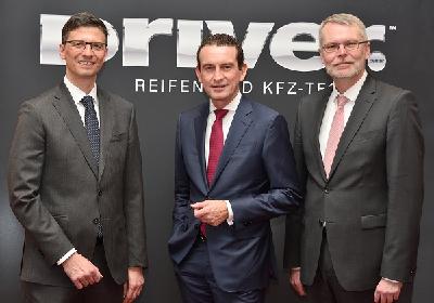 Links: Thorsten Schäfer (l.) , Geschäftsführer DRIVER Reifen und KFZ-Technik GmbH, Andreas Penkert, Geschäftsführer Vertrieb und Marketing Pirelli Deutschland GmbH, und Rolf Körbler, Geschäftsführer DRIVER Handelssysteme GmbH, begrüßten über 240 Teilnehmer beim DRIVER Jahresauftakt-Event 2019 in Frankfurt/Main.