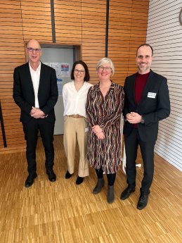 Gruppenbild mit Minister_kl.jpg