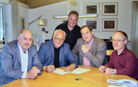 Das neue Bistro-Restaurant "XAVERs" soll zum neuen gastronomischen Highlight in Bad Füssing werden. Grundlage ist der neue Pachtvertrag für den künftigen Betrieb der Gastronomie im Großen Kurhaus. Bei der Unterschrift: Bürgermeister Alois Brundobler (2.v.re.) sowie die neuen Betreiber Helmut Zeiler (2.v.li.) und sein Sohn Oliver (links), Mit im Bild: Bad Füssings Gemeindekämmererer Lothar Gottschaller (re.) / Foto: Kur- & GästeService Bad Füssing