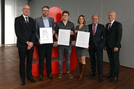 Vertreter von Handwerkskammer und Sparkassenvorstand Staroßom mit den Ausgezeichneten Innovatives Handwerk Steffen Röhrs, Joona Tim Hellweg, Alesya Fox / Copyright: SPK Bremen