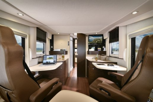 Carver 890RRL_Neuer Arbeits_Rückzug_Raum zwischen Bad und Fahrerhaus unterhalb des Hubbetts.jpg