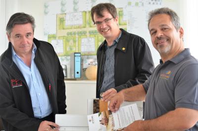 Bauen mit ‘Bio-Quote‘: Planungskoordinator Ulrich Schmalz/KLAUS Wohnbau (links), Dipl.-Ing. Aldo Müller-Reinholz/Züblin Timber (Mitte) und INTHERMO Fachberater Lorenz Stöpfel (rechts). Foto: Achim Zielke für INTHERMO, Ober-Ramstadt; www.inthermo.de