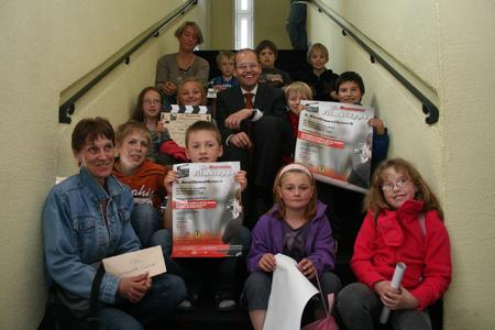 Im Kreise von Gewinnern: Bildungsdezernent Ulf-Birger Franz von der Region Hannover (Mitte) freut sich mit den Kindern der DRK-Kita "Hermann Haertel" aus Springe-Eldagsen und den Erzieherinnen Monica Jordine (vorne links) und Kerstin Brückner (hinten links) über den ersten Filmklappen-Preis