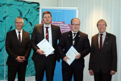 Zusammen mit dem stellvertretenden Hauptgeschäftsführer Christian Berg (links) stellten sich die Installateur- und Heizungsbauermeister Martin Pagel (zweiter von links) aus Mudau und Arnd Bürschgens (zweiter von rechts) aus Höpfingen mit Präsident Alois Jöst (rechts) dem Fotografen