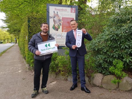 HAG_(v.l.)Walter Wolters, Cheftierpfleger Hagenbeck und Armin Seitz, Geschäftsführer SECURA.jpg