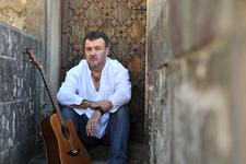 Der australische Singer/Sonwriter singt in Birkenried einige seiner 1.000 selbstgeschriebenen Lieder 